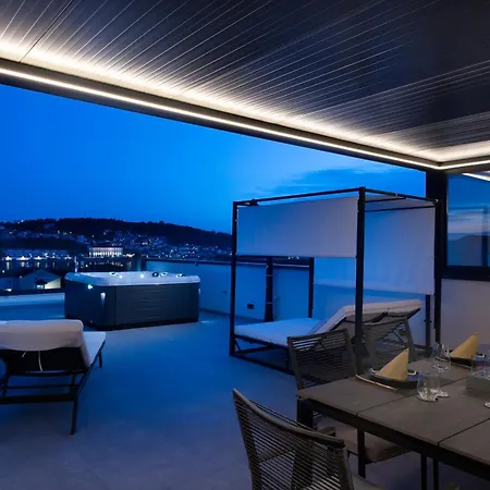 Above * 特罗吉尔