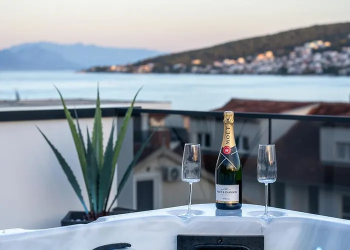 Above * 特罗吉尔