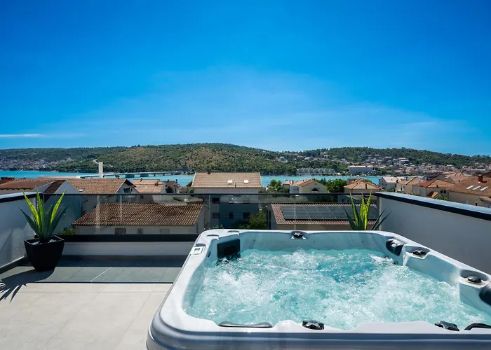 Above * 特罗吉尔