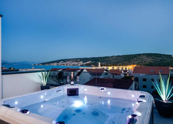 Above * 特罗吉尔